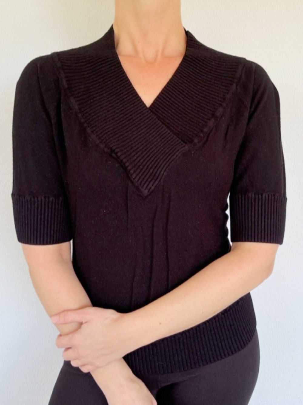 Jones New York Collection black v-neck short sleeve ribbed trim sweater medium